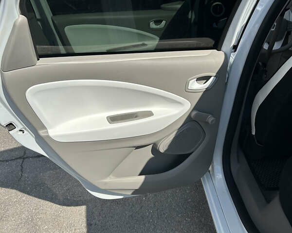 Белый Рено Зое, объемом двигателя 0 л и пробегом 95 тыс. км за 10000 $, фото 9 на Automoto.ua