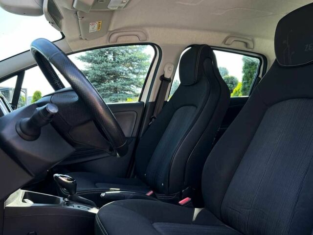 Белый Рено Зое, объемом двигателя 0 л и пробегом 143 тыс. км за 8900 $, фото 16 на Automoto.ua
