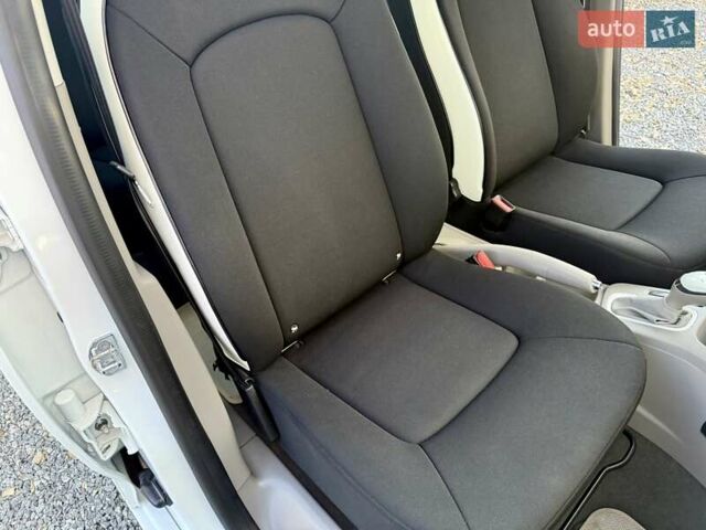 Белый Рено Зое, объемом двигателя 0 л и пробегом 35 тыс. км за 8800 $, фото 12 на Automoto.ua