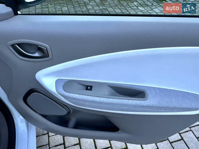 Белый Рено Зое, объемом двигателя 0 л и пробегом 43 тыс. км за 9399 $, фото 65 на Automoto.ua