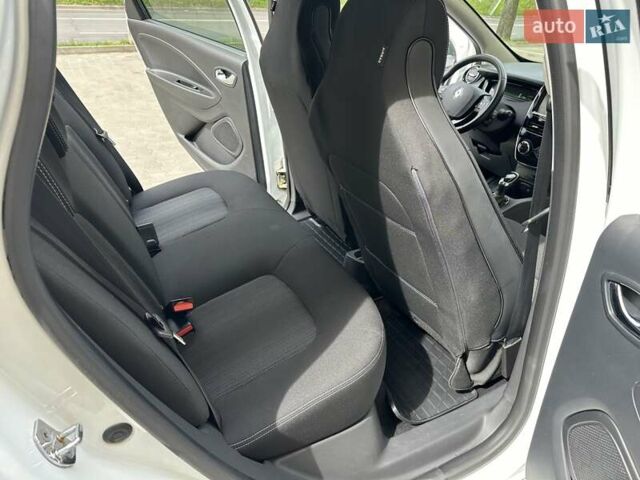 Белый Рено Зое, объемом двигателя 0 л и пробегом 92 тыс. км за 9990 $, фото 25 на Automoto.ua