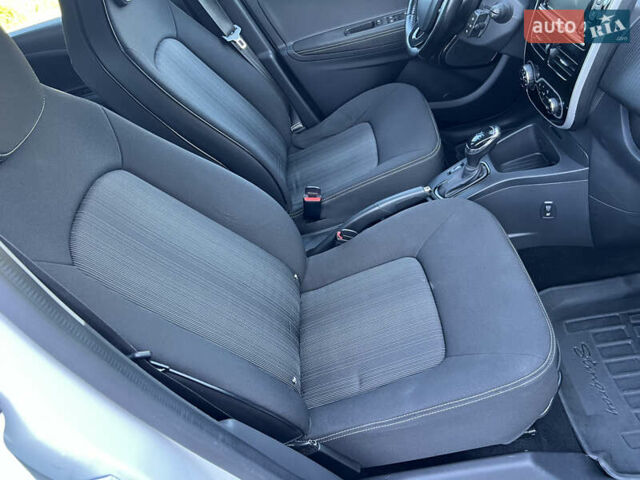 Білий Рено Зое, об'ємом двигуна 0 л та пробігом 135 тис. км за 8800 $, фото 21 на Automoto.ua