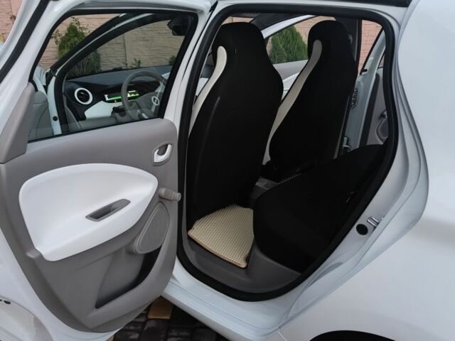 Белый Рено Зое, объемом двигателя 0 л и пробегом 178 тыс. км за 8700 $, фото 3 на Automoto.ua