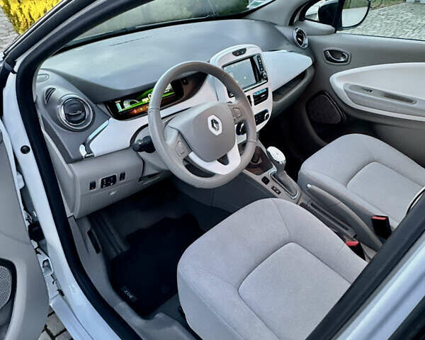 Белый Рено Зое, объемом двигателя 0 л и пробегом 43 тыс. км за 9399 $, фото 36 на Automoto.ua