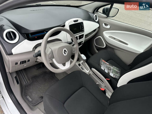 Белый Рено Зое, объемом двигателя 0 л и пробегом 74 тыс. км за 9550 $, фото 5 на Automoto.ua