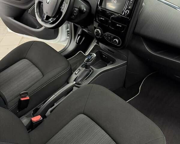 Белый Рено Зое, объемом двигателя 0 л и пробегом 115 тыс. км за 9950 $, фото 33 на Automoto.ua