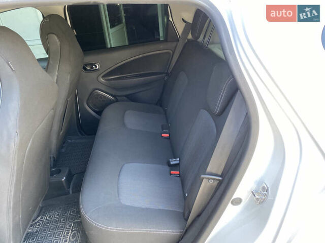 Белый Рено Зое, объемом двигателя 0 л и пробегом 103 тыс. км за 8900 $, фото 4 на Automoto.ua