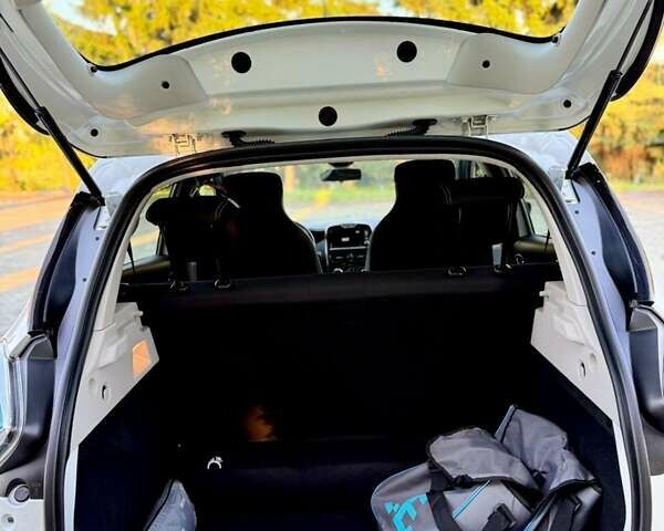 Белый Рено Зое, объемом двигателя 0 л и пробегом 122 тыс. км за 9300 $, фото 95 на Automoto.ua