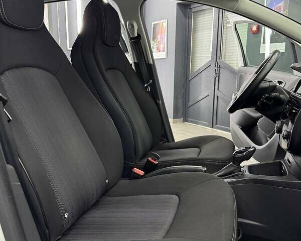 Белый Рено Зое, объемом двигателя 0 л и пробегом 115 тыс. км за 9950 $, фото 32 на Automoto.ua