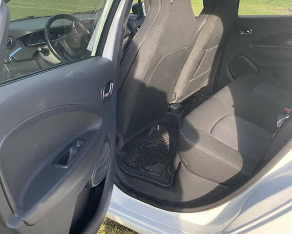 Белый Рено Зое, объемом двигателя 0 л и пробегом 97 тыс. км за 8999 $, фото 7 на Automoto.ua