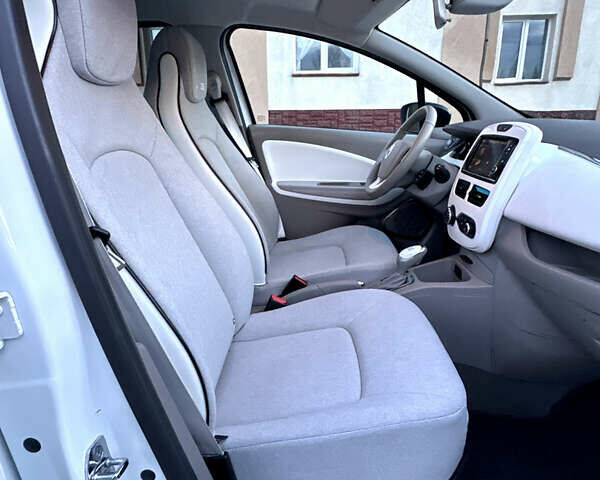 Белый Рено Зое, объемом двигателя 0 л и пробегом 43 тыс. км за 9399 $, фото 62 на Automoto.ua