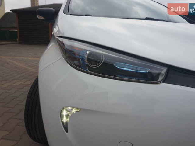 Белый Рено Зое, объемом двигателя 0 л и пробегом 60 тыс. км за 9222 $, фото 20 на Automoto.ua