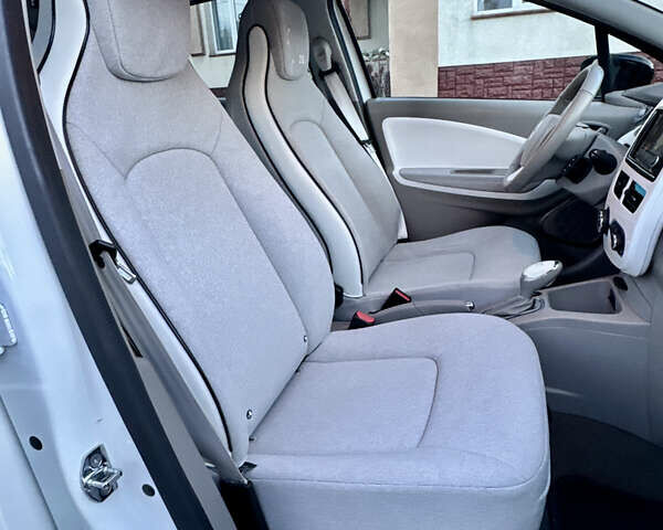 Белый Рено Зое, объемом двигателя 0 л и пробегом 43 тыс. км за 9399 $, фото 68 на Automoto.ua