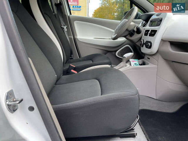 Белый Рено Зое, объемом двигателя 0 л и пробегом 97 тыс. км за 9500 $, фото 27 на Automoto.ua