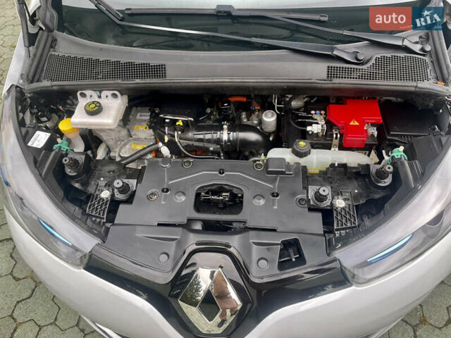 Белый Рено Зое, объемом двигателя 0 л и пробегом 55 тыс. км за 9500 $, фото 32 на Automoto.ua