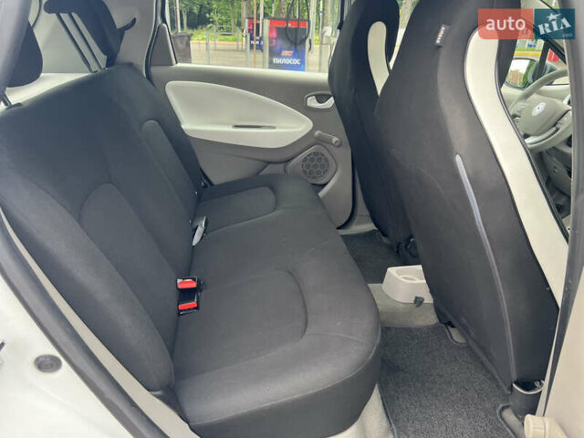 Белый Рено Зое, объемом двигателя 0 л и пробегом 65 тыс. км за 8900 $, фото 26 на Automoto.ua
