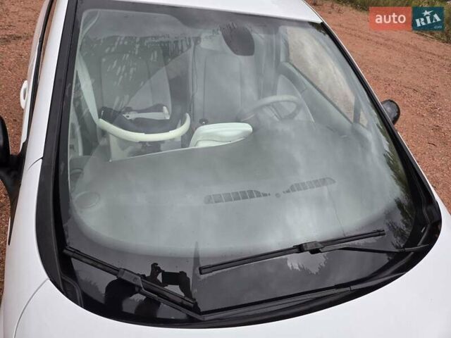 Белый Рено Зое, объемом двигателя 0 л и пробегом 137 тыс. км за 8400 $, фото 26 на Automoto.ua
