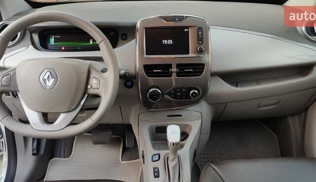 Белый Рено Зое, объемом двигателя 0 л и пробегом 107 тыс. км за 9600 $, фото 17 на Automoto.ua