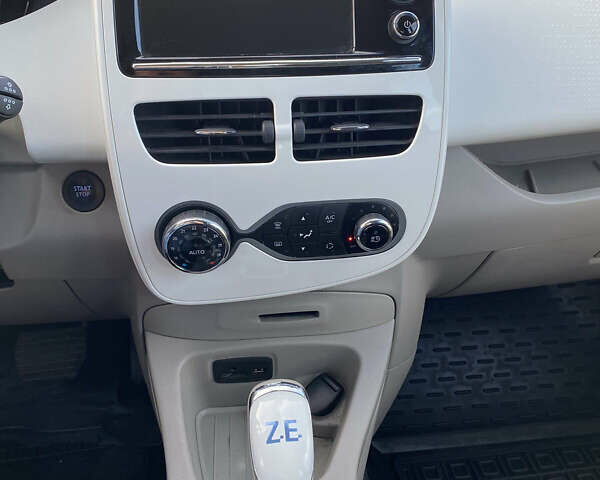 Білий Рено Зое, об'ємом двигуна 0 л та пробігом 47 тис. км за 13200 $, фото 9 на Automoto.ua