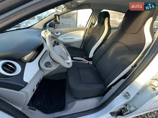 Белый Рено Зое, объемом двигателя 0 л и пробегом 94 тыс. км за 9199 $, фото 15 на Automoto.ua
