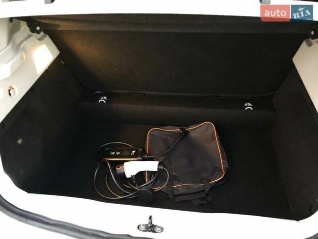 Білий Рено Зое, об'ємом двигуна 0 л та пробігом 120 тис. км за 8900 $, фото 17 на Automoto.ua