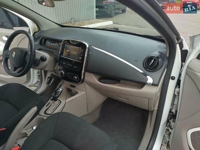 Белый Рено Зое, объемом двигателя 0 л и пробегом 204 тыс. км за 8400 $, фото 13 на Automoto.ua