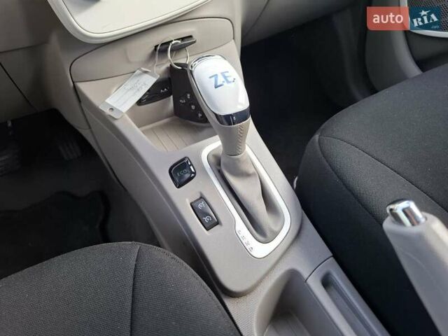 Білий Рено Зое, об'ємом двигуна 0 л та пробігом 120 тис. км за 8500 $, фото 11 на Automoto.ua