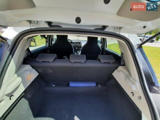 Белый Рено Зое, объемом двигателя 0 л и пробегом 121 тыс. км за 8900 $, фото 19 на Automoto.ua