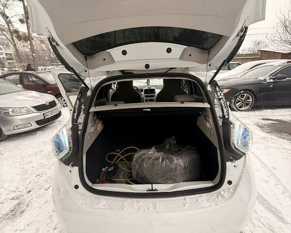 Белый Рено Зое, объемом двигателя 0 л и пробегом 112 тыс. км за 8700 $, фото 9 на Automoto.ua