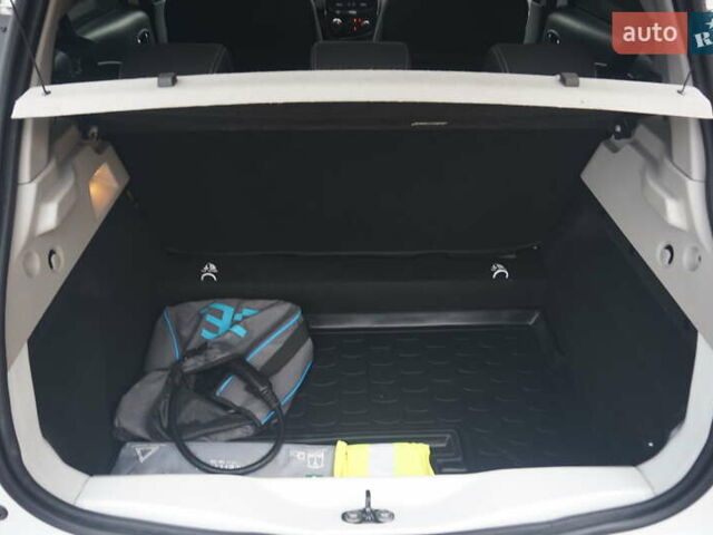 Белый Рено Зое, объемом двигателя 0 л и пробегом 102 тыс. км за 9777 $, фото 49 на Automoto.ua