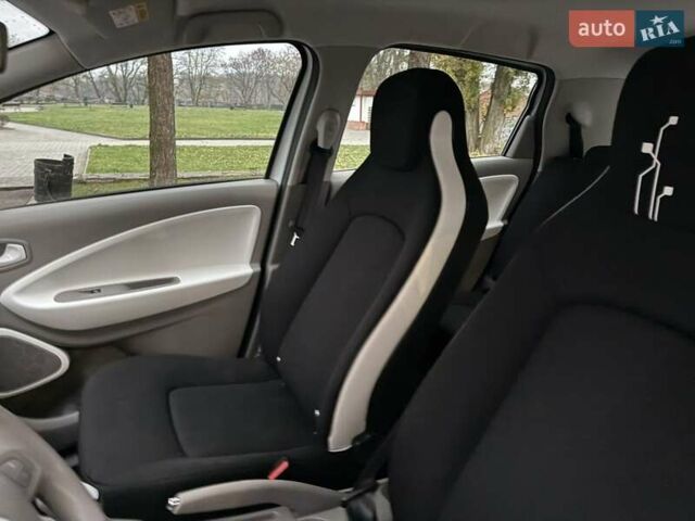 Белый Рено Зое, объемом двигателя 0 л и пробегом 95 тыс. км за 8900 $, фото 4 на Automoto.ua