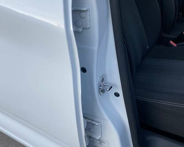 Белый Рено Зое, объемом двигателя 0 л и пробегом 108 тыс. км за 9500 $, фото 21 на Automoto.ua