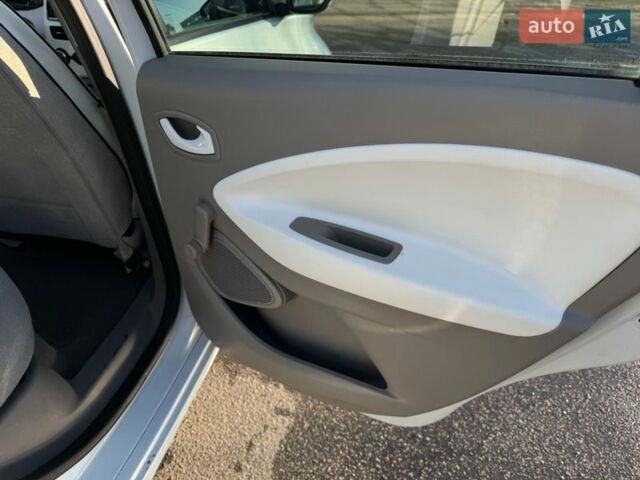 Білий Рено Зое, об'ємом двигуна 0 л та пробігом 83 тис. км за 9000 $, фото 29 на Automoto.ua