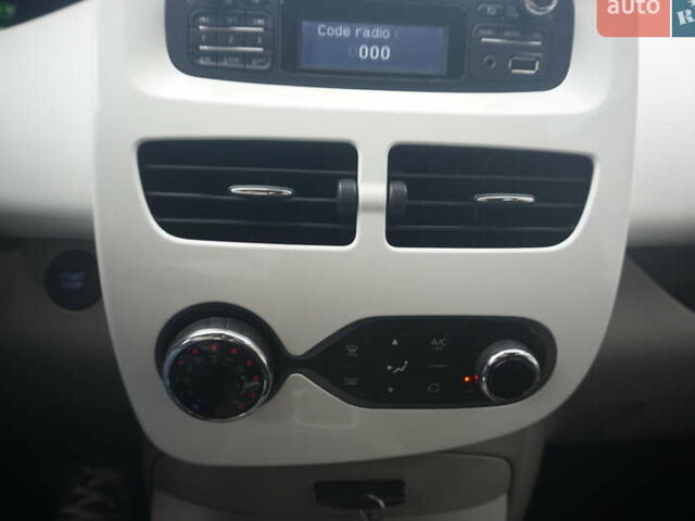 Белый Рено Зое, объемом двигателя 0 л и пробегом 60 тыс. км за 9222 $, фото 31 на Automoto.ua