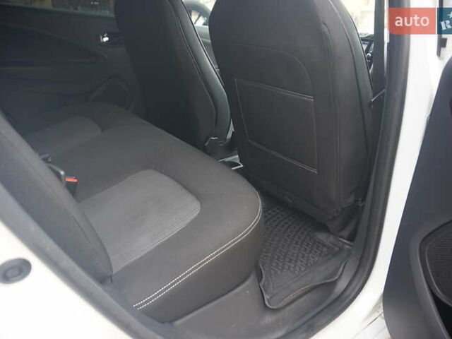 Белый Рено Зое, объемом двигателя 0 л и пробегом 102 тыс. км за 9777 $, фото 42 на Automoto.ua