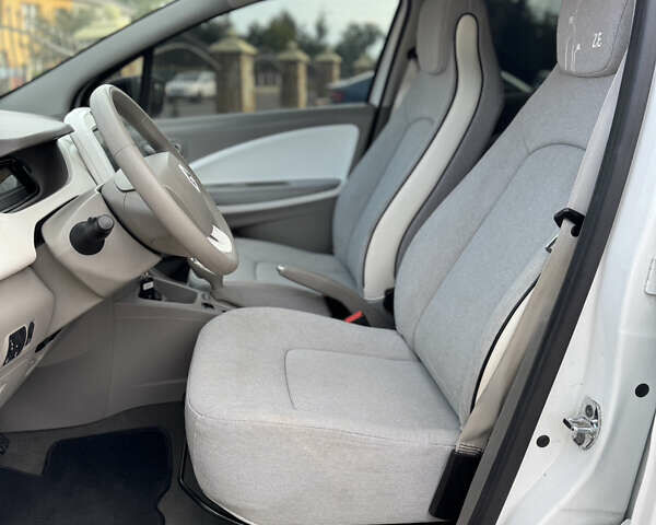 Белый Рено Зое, объемом двигателя 0 л и пробегом 77 тыс. км за 9499 $, фото 32 на Automoto.ua