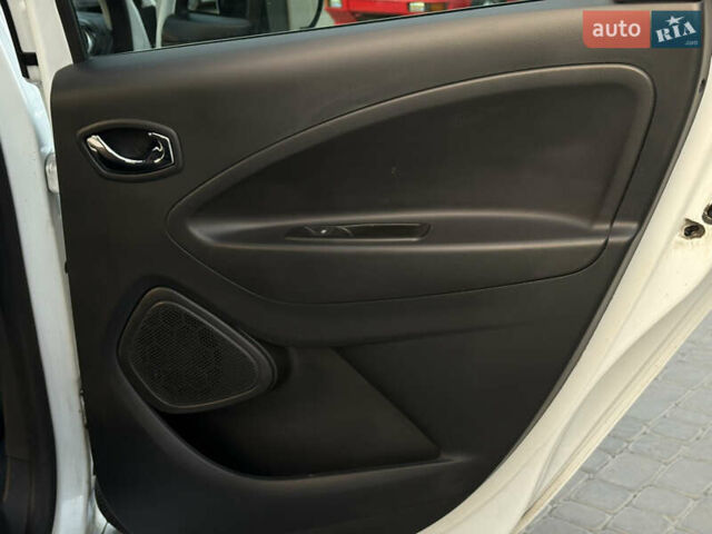 Белый Рено Зое, объемом двигателя 0 л и пробегом 128 тыс. км за 8500 $, фото 32 на Automoto.ua