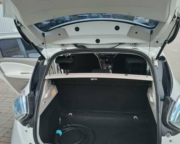 Белый Рено Зое, объемом двигателя 0 л и пробегом 204 тыс. км за 8400 $, фото 10 на Automoto.ua