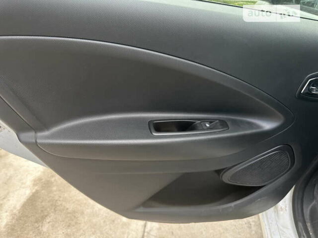 Білий Рено Зое, об'ємом двигуна 0 л та пробігом 145 тис. км за 9000 $, фото 4 на Automoto.ua