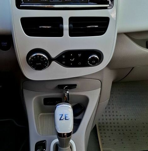 Белый Рено Зое, объемом двигателя 0 л и пробегом 101 тыс. км за 8850 $, фото 10 на Automoto.ua