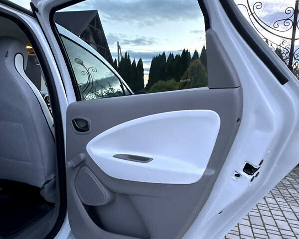 Белый Рено Зое, объемом двигателя 0 л и пробегом 43 тыс. км за 9399 $, фото 61 на Automoto.ua