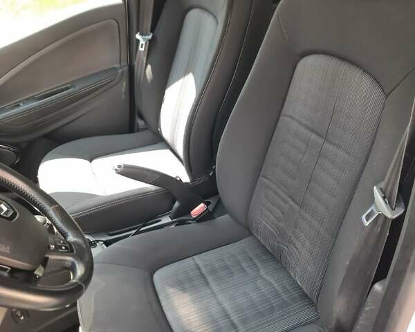 Белый Рено Зое, объемом двигателя 0 л и пробегом 121 тыс. км за 8900 $, фото 13 на Automoto.ua