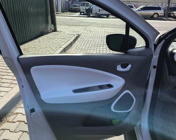 Белый Рено Зое, объемом двигателя 0 л и пробегом 63 тыс. км за 8500 $, фото 13 на Automoto.ua