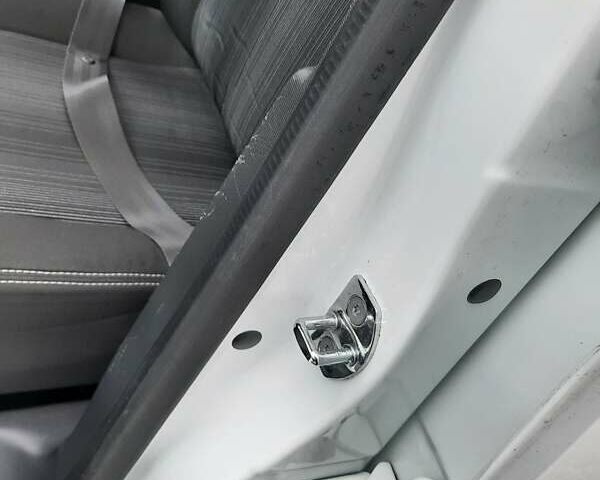 Білий Рено Зое, об'ємом двигуна 0 л та пробігом 123 тис. км за 9650 $, фото 55 на Automoto.ua