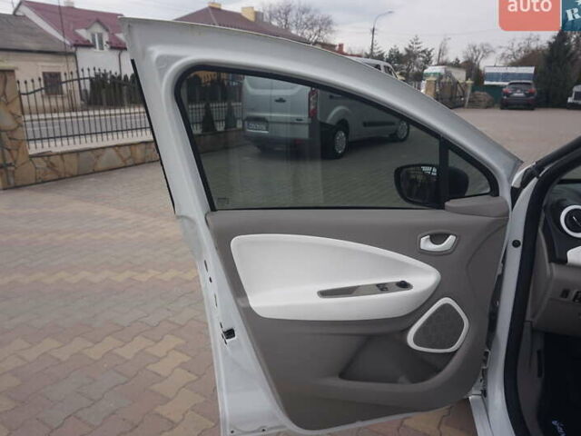 Белый Рено Зое, объемом двигателя 0 л и пробегом 60 тыс. км за 9222 $, фото 23 на Automoto.ua