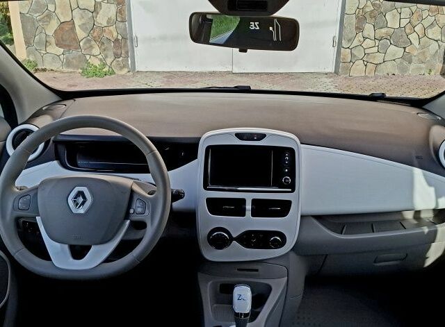 Белый Рено Зое, объемом двигателя 0 л и пробегом 101 тыс. км за 8850 $, фото 11 на Automoto.ua