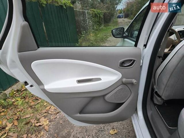 Белый Рено Зое, объемом двигателя 0 л и пробегом 137 тыс. км за 8400 $, фото 10 на Automoto.ua