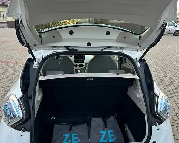 Белый Рено Зое, объемом двигателя 0 л и пробегом 75 тыс. км за 9250 $, фото 34 на Automoto.ua