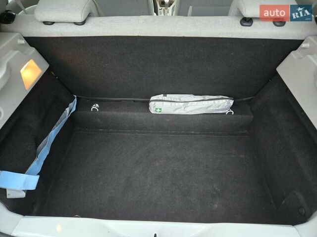 Белый Рено Зое, объемом двигателя 0 л и пробегом 137 тыс. км за 8400 $, фото 4 на Automoto.ua