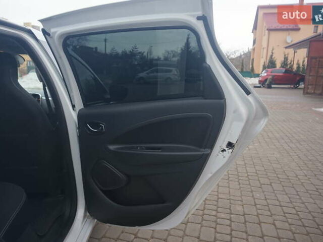 Белый Рено Зое, объемом двигателя 0 л и пробегом 102 тыс. км за 9777 $, фото 41 на Automoto.ua